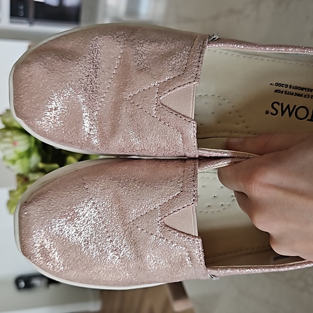 TOMS Girl's pink shimmery Toms loafers